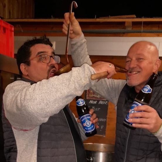 Bild enthält, Adult, Male, Man, Person, Alcohol, Beverage, Beer, Soda, Smoke Pipe, Drinking