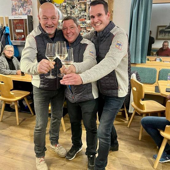 Bild enthält, Pants, People, Person, Adult, Female, Woman, Male, Man, Fun, Party