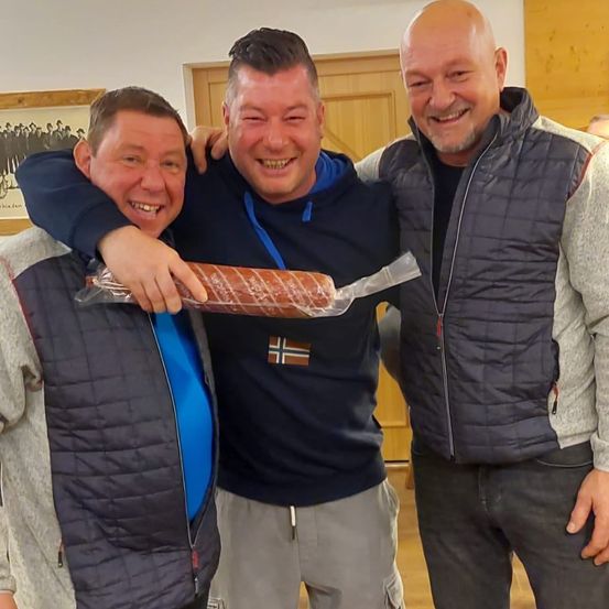 Bild enthält, Pants, Coat, Jacket, Shoe, Person, Portrait, Jeans, People, Adult, Man