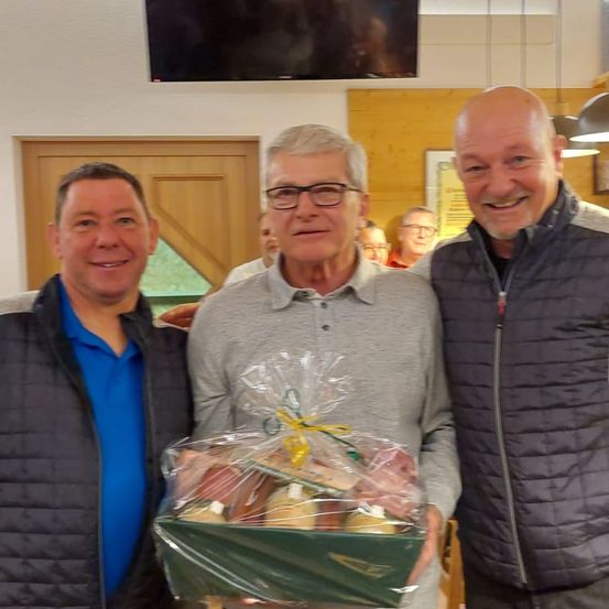 Bild enthält, Pants, Coat, Jacket, Photography, Portrait, Wood, Jeans, People, Plywood, Blazer