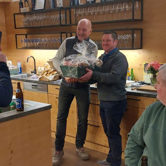 Bild enthält, Plywood, Wood, Pants, Portrait, Dining Table, Table, Interior Design, Beer, Pub, Dining Room