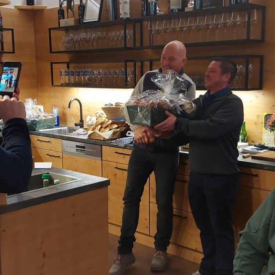 Bild enthält, Pants, Indoors, Interior Design, Photography, Portrait, Wood, Restaurant, Plywood, Dining Table, Kitchen