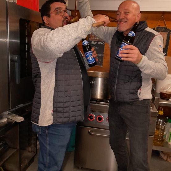 Bild enthält, Clothing, Pants, Jeans, Adult, Male, Man, Person, Finger, Baton, Stick