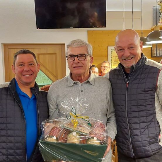 Bild enthält, Pants, Photography, Portrait, Dining Room, Dining Table, Table, Coat, Jacket, Meal, Glasses