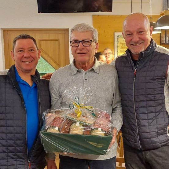 Bild enthält, Pants, Photography, Portrait, Coat, Jacket, Wood, Dining Table, Table, Dining Room, Jeans