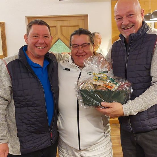 Bild enthält, Pants, Coat, Jacket, Photography, Portrait, Blazer, Shoe, People, Wood, Jeans