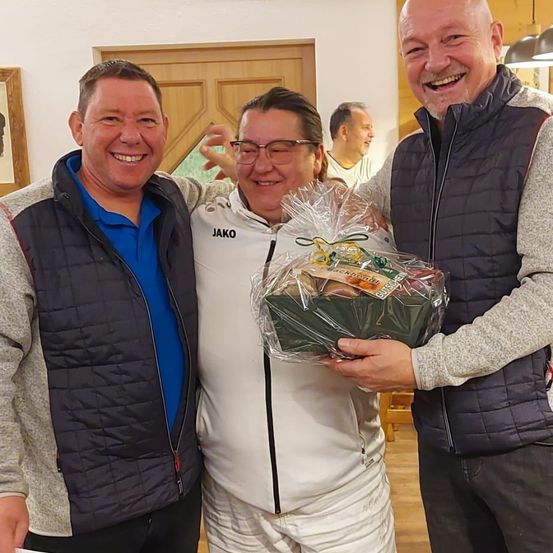 Bild enthält, Pants, Coat, Jacket, Photography, Portrait, Flower Bouquet, Blazer, Potted Plant, Monitor, People