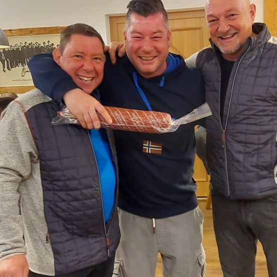 Bild enthält, Pants, Shoe, Coat, Jacket, Person, Photography, Portrait, Jeans, People, Man