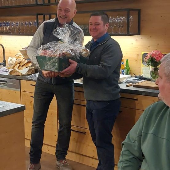 Bild enthält, Clothing, Pants, Adult, Male, Man, Person, Jeans, Face, Head