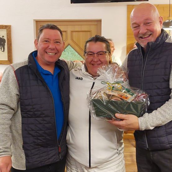 Bild enthält, Pants, Coat, Jacket, Photography, Portrait, Flower Bouquet, Blazer, Shoe, People, Potted Plant