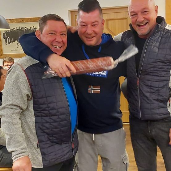 Bild enthält, Pants, Person, Photography, Portrait, Coat, Jacket, Shoe, Jeans, People, Interior Design