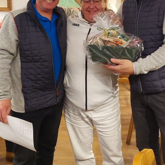 Bild enthält, Coat, Jacket, Pants, Photography, Portrait, Flower Arrangement, Flower Bouquet, Potted Plant, Shoe, Blazer