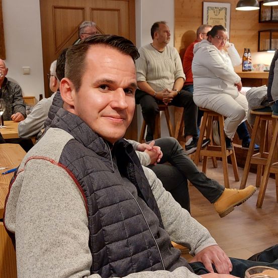 Bild enthält, Plywood, Wood, Restaurant, Hardwood, Adult, Male, Man, Person, Food Court, Sitting