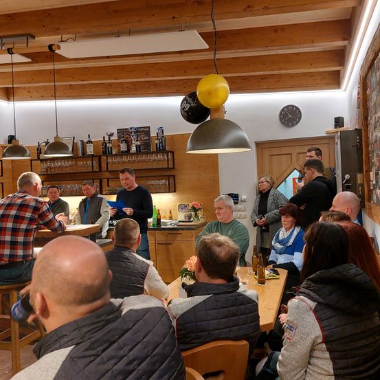 Bild enthält, Plywood, Wood, Restaurant, Adult, Female, Person, Woman, Cafeteria, Cafe, Man