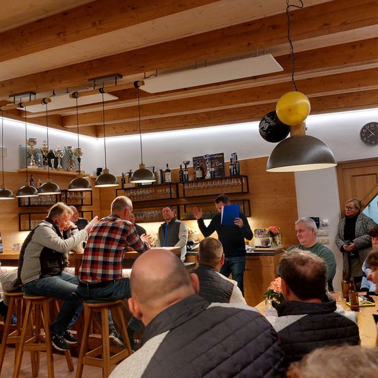 Bild enthält, Plywood, Wood, Restaurant, Cafeteria, Interior Design, Adult, Male, Man, Person, Pub