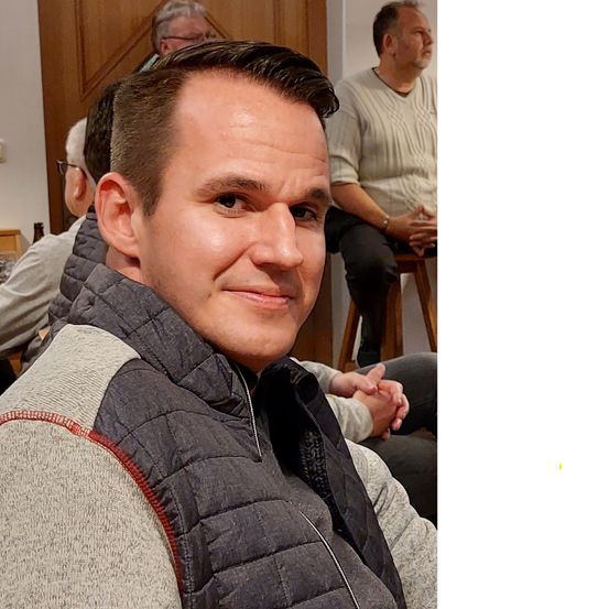 Bild enthält, Face, Person, Photography, Portrait, Coat, Jacket, Adult, Male, Man, People