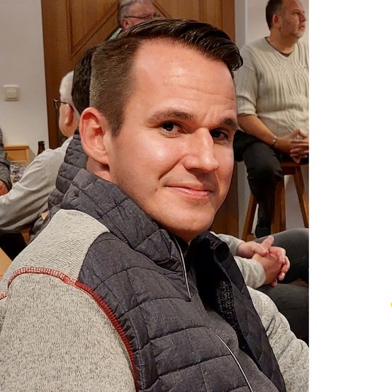 Bild enthält, Face, Person, Portrait, Adult, Male, Man, Photobombing, Jacket, Crew Cut, Hair