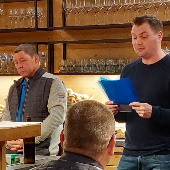 Bild enthält, Pub, Bar Counter, Adult, Male, Man, Person, Plywood, Wood, Jeans, Face