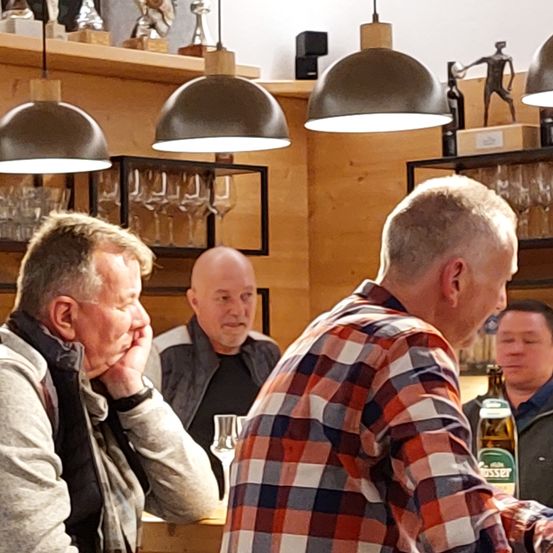 Bild enthält, Pub, Bar Counter, Adult, Male, Man, Person, Indoors, Restaurant, Face, Head