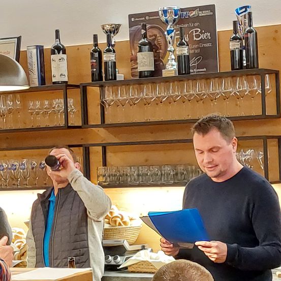 Bild enthält, Adult, Male, Man, Person, Pub, Face, Portrait, Alcohol, Beverage, Restaurant