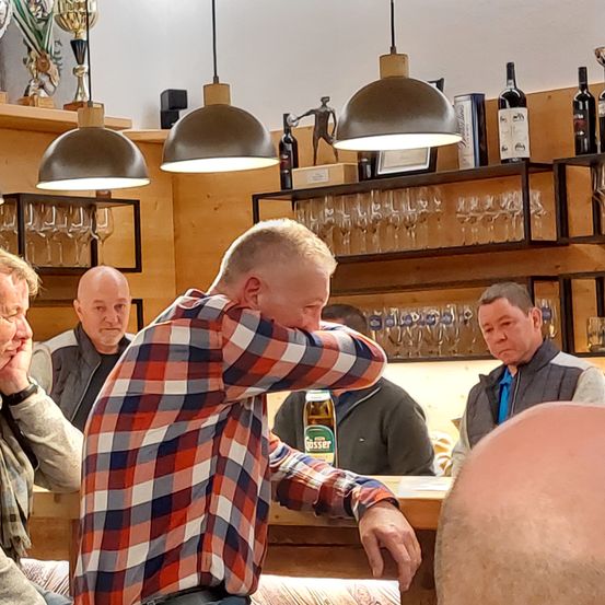 Bild enthält, Adult, Male, Man, Person, Barbershop, Indoors, Face, Head, Canoeing, Water Sports