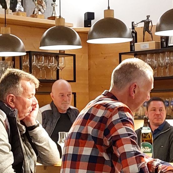 Bild enthält, Pub, Adult, Male, Man, Person, Indoors, Restaurant, Face, Head, Cafeteria