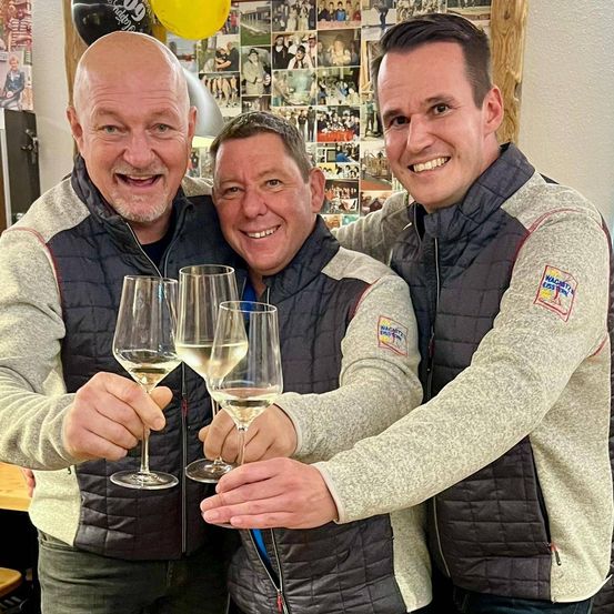 Bild enthält, Adult, Male, Man, Person, Fun, Party, Female, Woman, Face, Outdoors