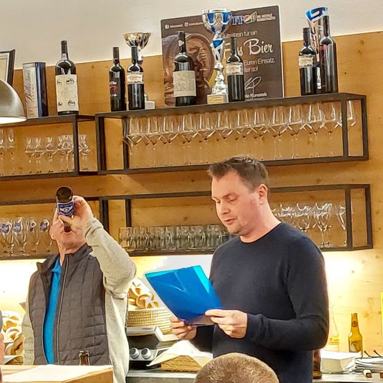 Bild enthält, Shelf, Pub, Adult, Male, Man, Person, Face, Indoors, Restaurant, Alcohol