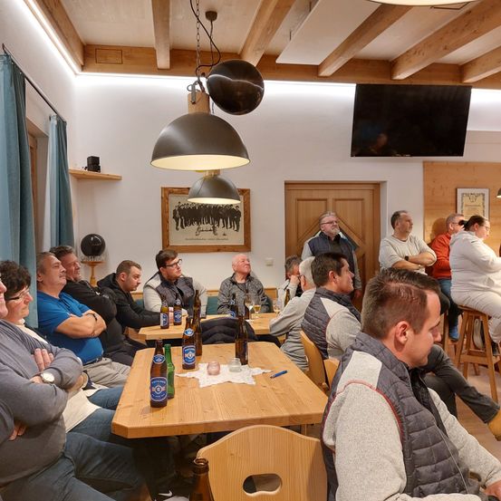 Bild enthält, Plywood, Wood, Indoors, Restaurant, People, Person, Cafeteria, Adult, Male, Man
