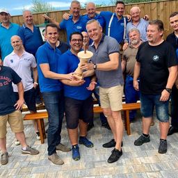 Bild enthält, People, Person, Groupshot, Pants, Shorts, Adult, Male, Man, Shoe, Jeans