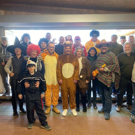 Bild enthält, People, Person, Groupshot, Adult, Male, Man, Face, Jeans, Coat, Jacket