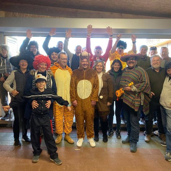 Bild enthält, Groupshot, Person, Adult, Male, Man, People, Boy, Child, Face, Shoe