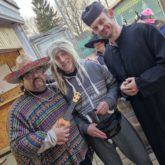 Bild enthält, Hat, Person, Portrait, Adult, Female, Woman, Coat, People, Shelter, Pants