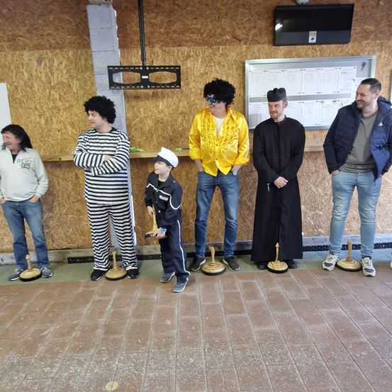 Bild enthält, Pants, Floor, People, Person, Jeans, Coat, Adult, Male, Man, Jacket