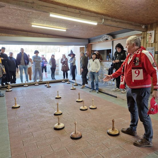 Bild enthält, Clothing, Pants, Floor, Person, People, Machine, Screw, Jeans, Indoors