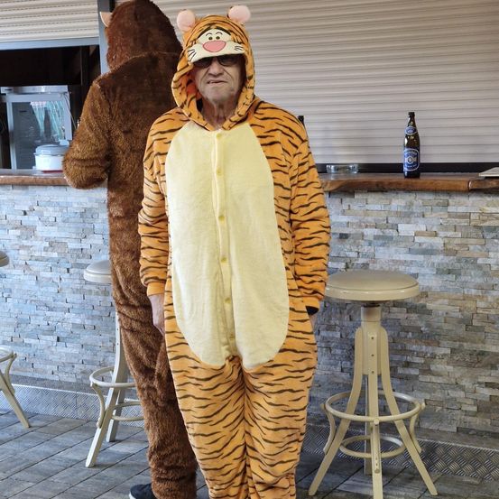 Bild enthält, Face, Person, Photography, Portrait, Interior Design, Adult, Male, Man, Coat, Costume