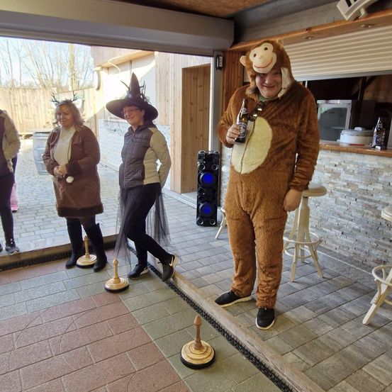 Bild enthält, People, Person, Adult, Female, Woman, Coat, Face, Shoe, Pants, Floor