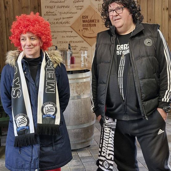 Bild enthält, Hair, Person, Coat, Jacket, Curly Hair, Adult, Male, Man, Scarf, Face