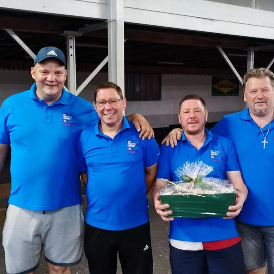 Bild enthält, T-Shirt, Photography, Portrait, People, Baseball Cap, Cap, Pants, Shorts, Potted Plant, Shirt