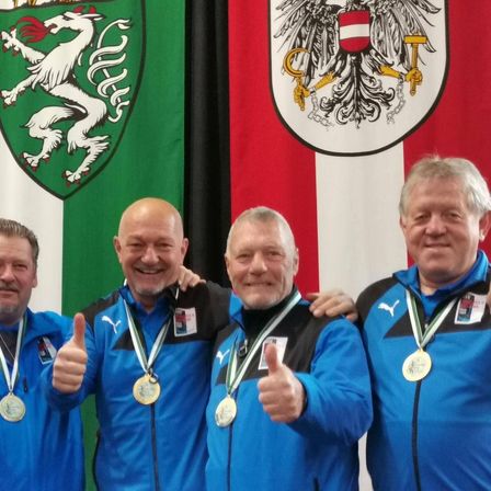 Bild enthält, Gold, Finger, Person, Face, Head, Portrait, Adult, Male, Man, People