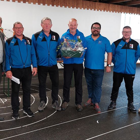 Bild enthält, Pants, People, Person, Groupshot, Jeans, Adult, Male, Man, Shoe, Jacket