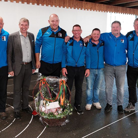 Bild enthält, People, Person, Pants, Groupshot, Jeans, Jacket, Adult, Male, Man, Flower Arrangement