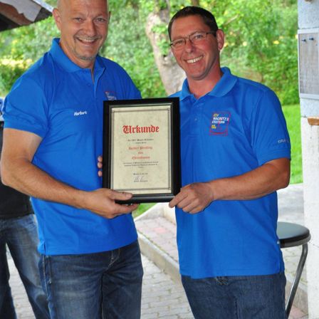 Bild enthält, Pants, Person, Photography, Portrait, Jeans, T-Shirt, Glasses, Tree, Vegetation, Man