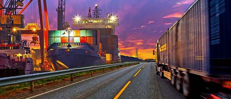 Bild enthält, Water, Waterfront, Transportation, Truck, Vehicle, Shipping Container, Cargo Container