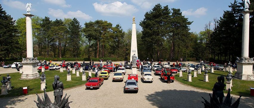 Bild enthält, Graveyard, Outdoors, Person, Car, Grass, City, Motorcycle