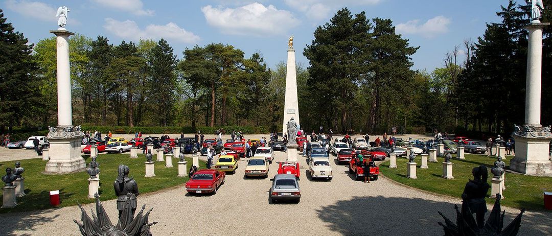 Bild enthält, Graveyard, Outdoors, Person, Car, Grass, City, Motorcycle