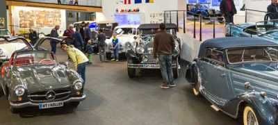 Bild enthält, Car, Car Show, Vehicle, Person, Car Dealership, Adult, Male, Man, License Plate, Limo