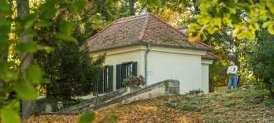 Bild enthält, Cottage, House, Housing, Villa, Outdoors, Hotel, Resort, Nature, Person