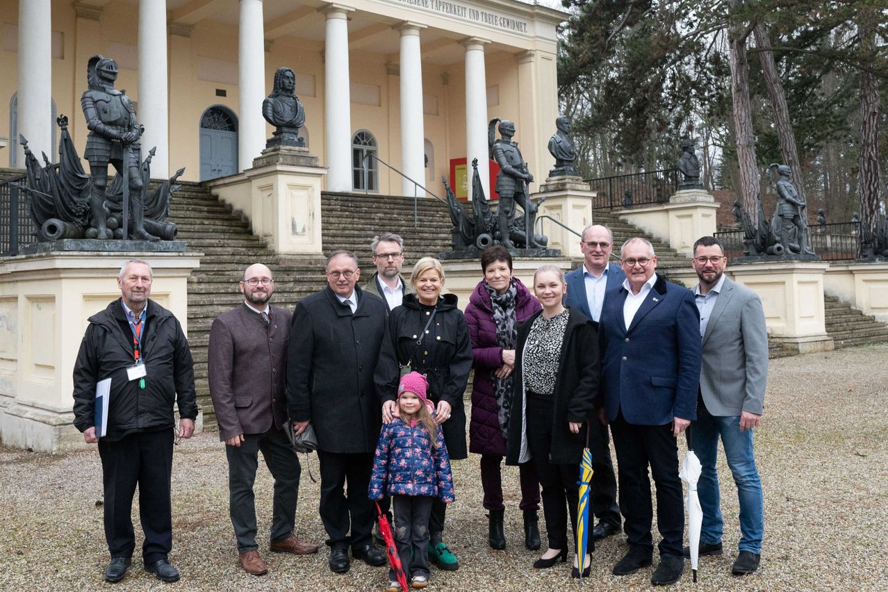 Bild enthält, Coat, Blazer, Jacket, People, Person, Pants, Formal Wear, Suit, Portrait, Man