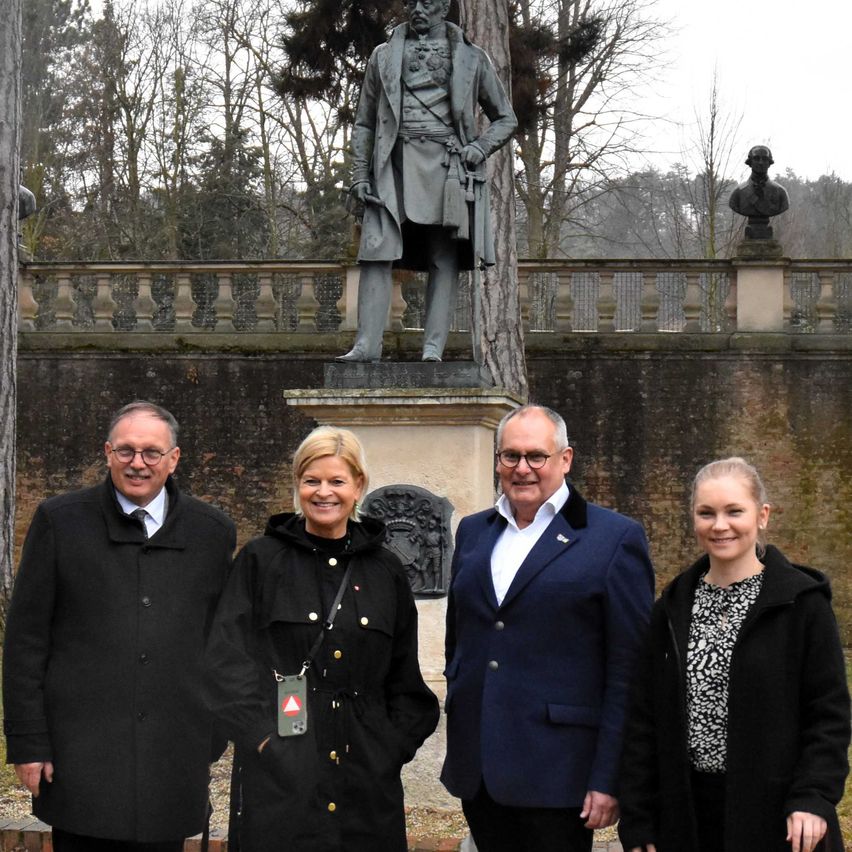 Bild enthält, Coat, Jacket, Blazer, Portrait, Pants, Formal Wear, Suit, Overcoat, Tree, People